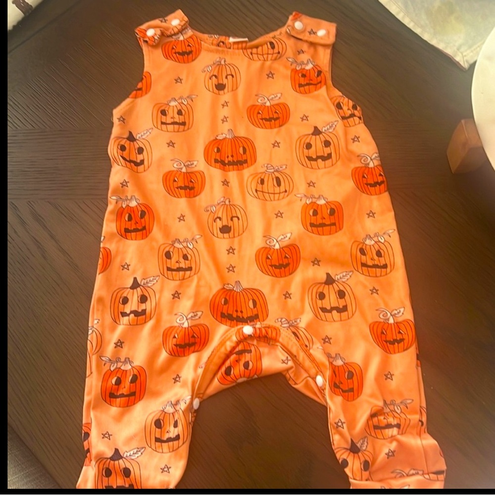 (#3) 12 baby items, multiple outfits. Size 6-9 months